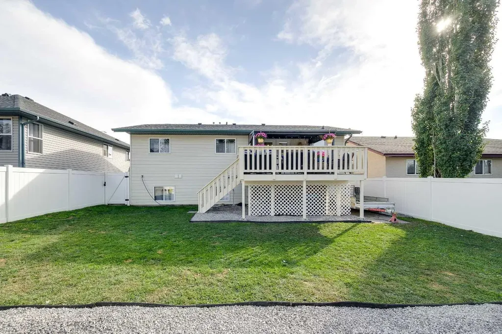 50 Livingston Close Lacombe AB T4L 2J3