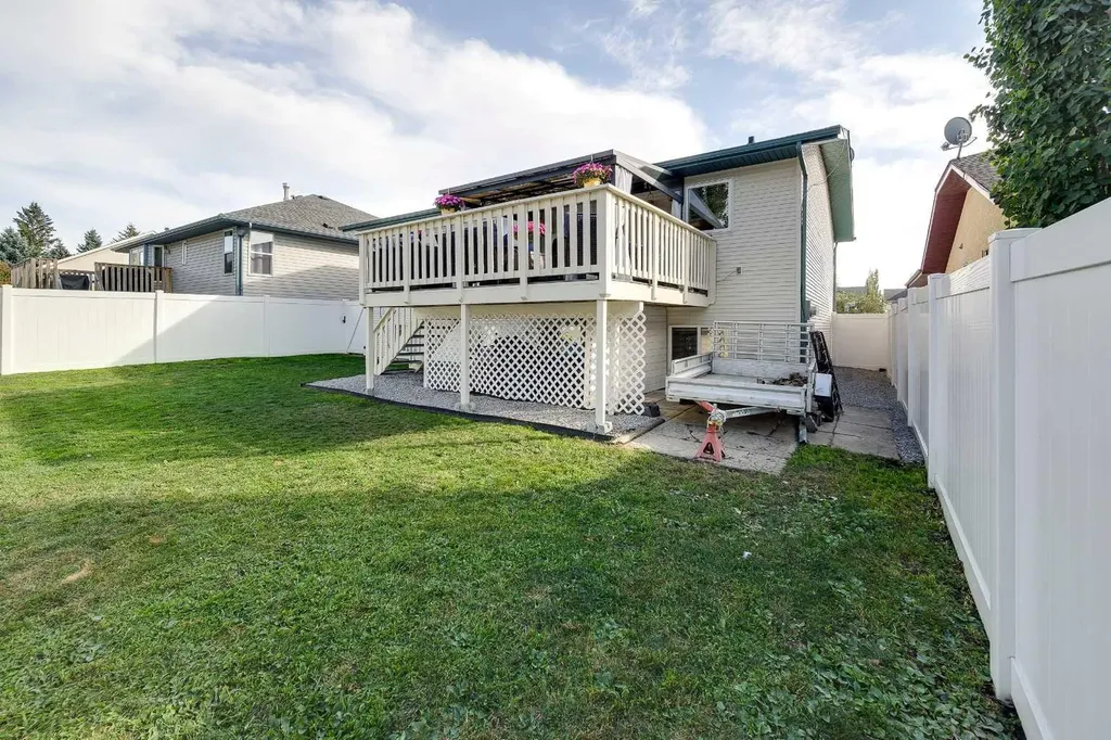 50 Livingston Close Lacombe AB T4L 2J3