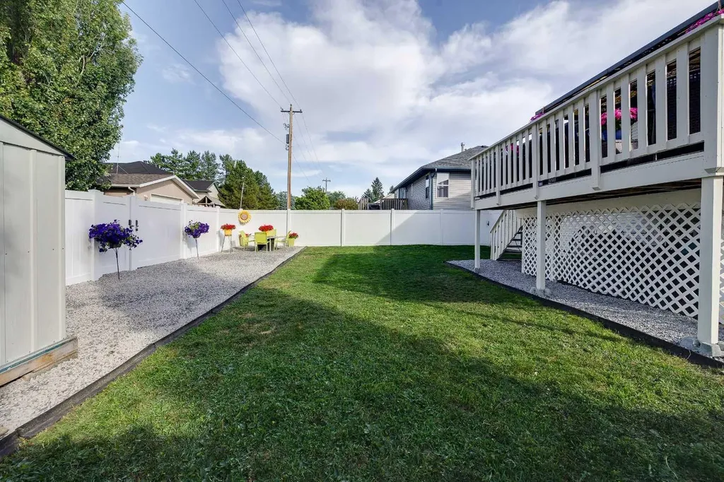 50 Livingston Close Lacombe AB T4L 2J3