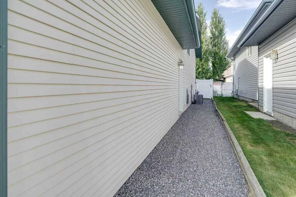 50 Livingston Close Lacombe AB T4L 2J3
