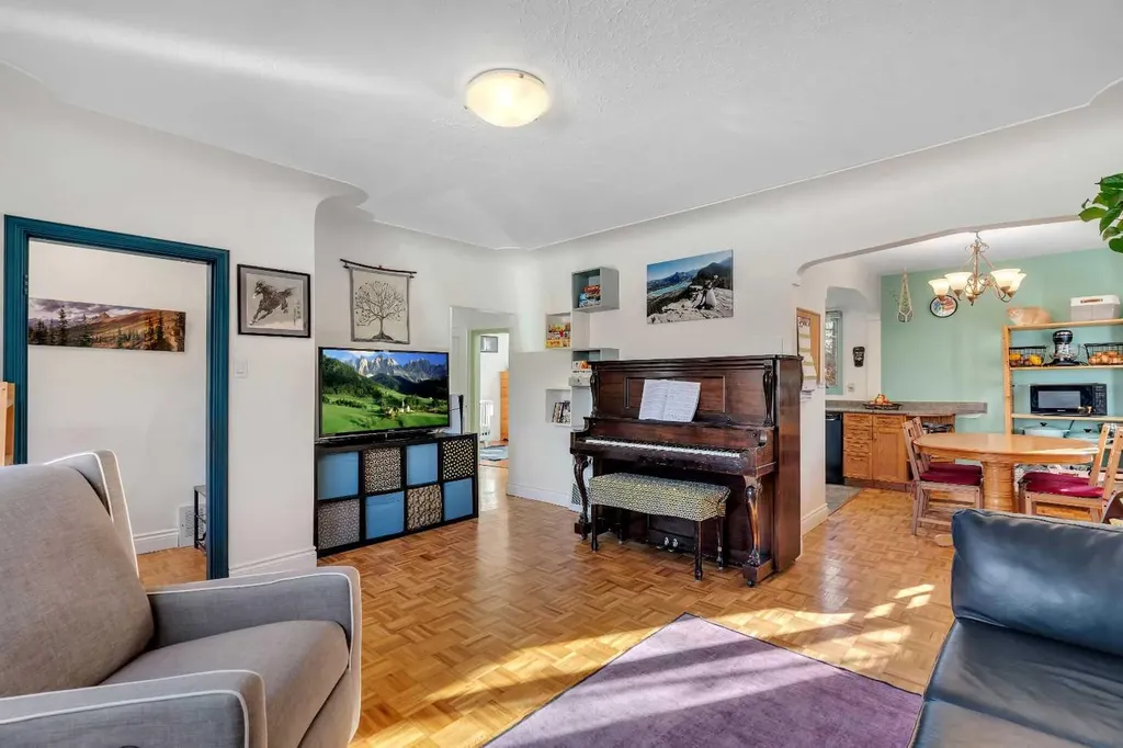 129 18 Avenue NW Calgary AB T2M0S9