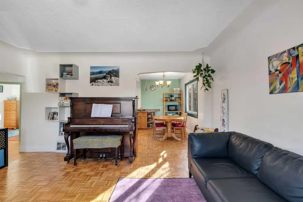 129 18 Avenue NW Calgary AB T2M0S9