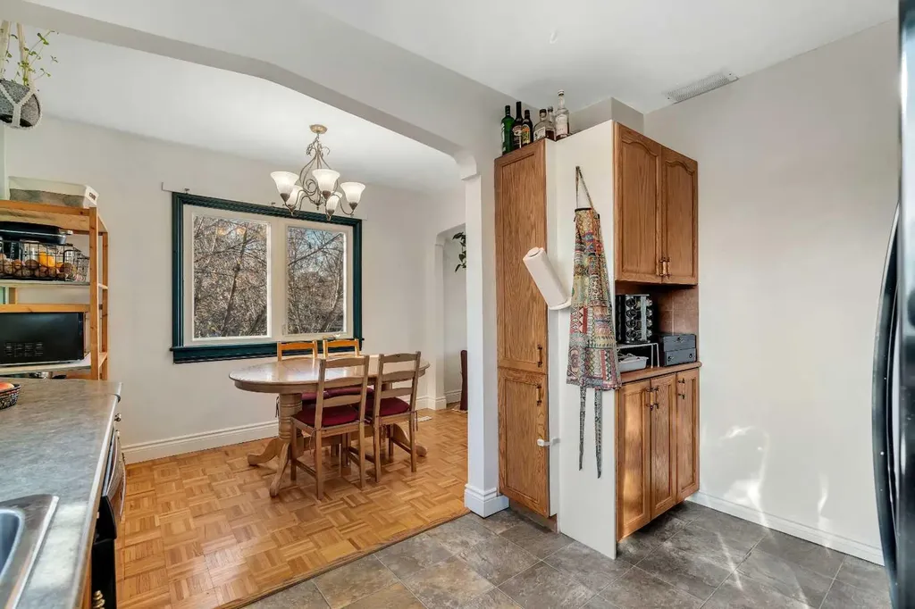 129 18 Avenue NW Calgary AB T2M0S9