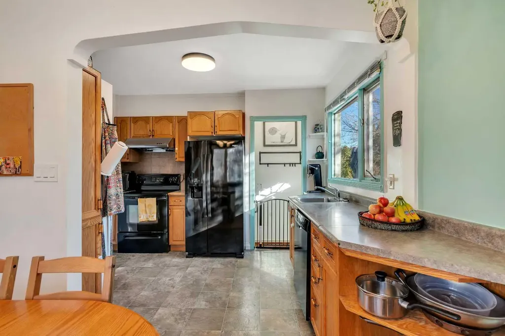 129 18 Avenue NW Calgary AB T2M0S9