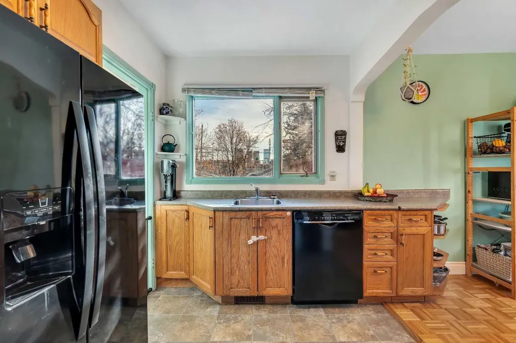 129 18 Avenue NW Calgary AB T2M0S9
