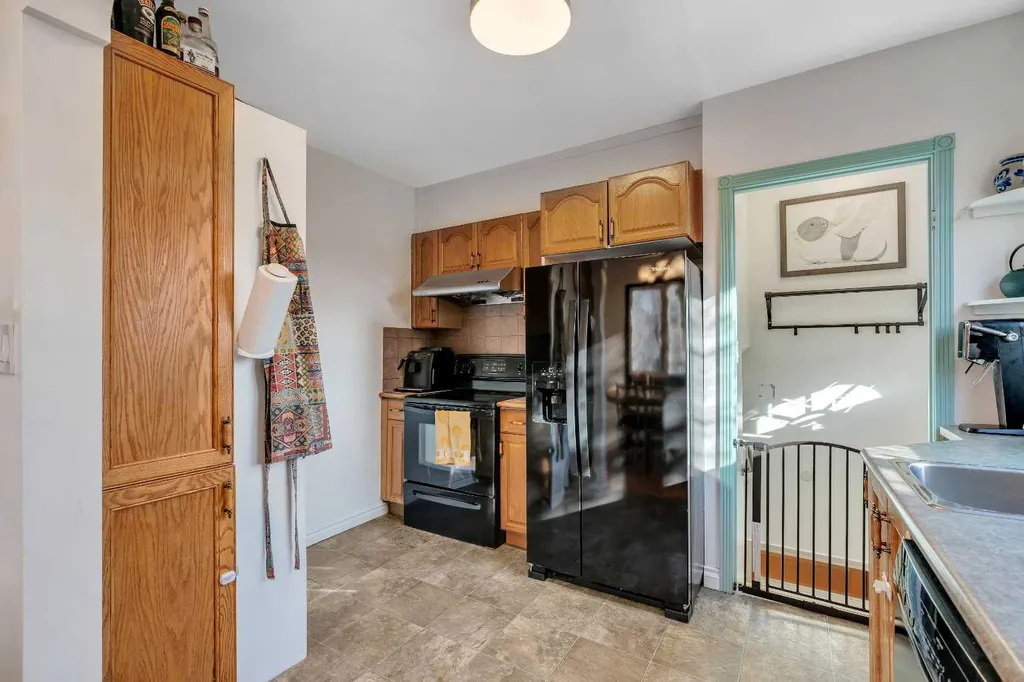 129 18 Avenue NW Calgary AB T2M0S9