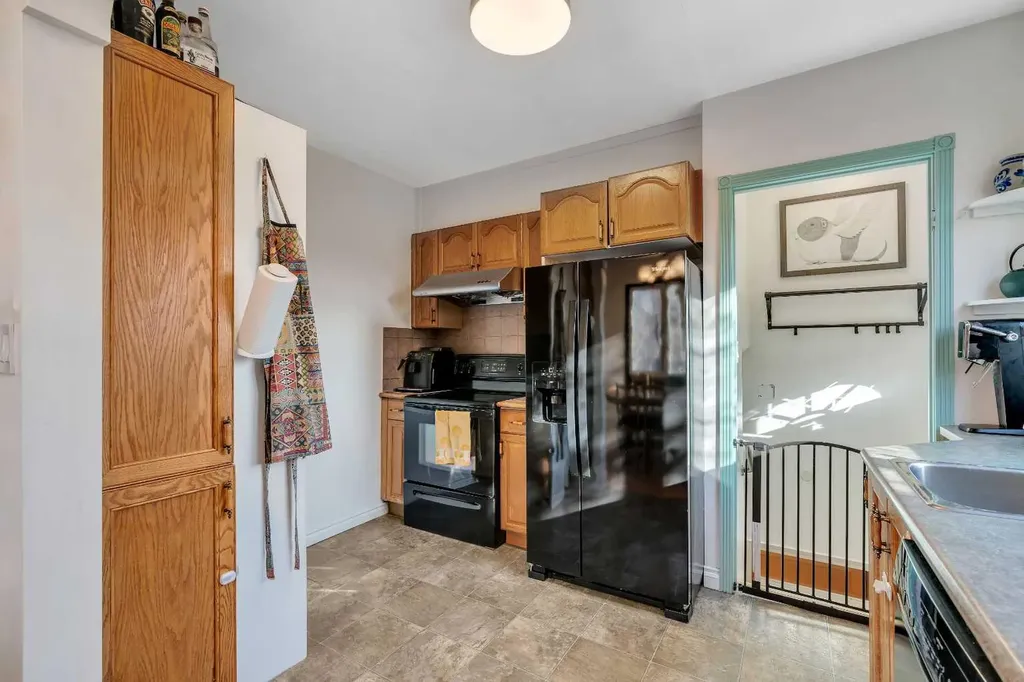 129 18 Avenue NW Calgary AB T2M0S9