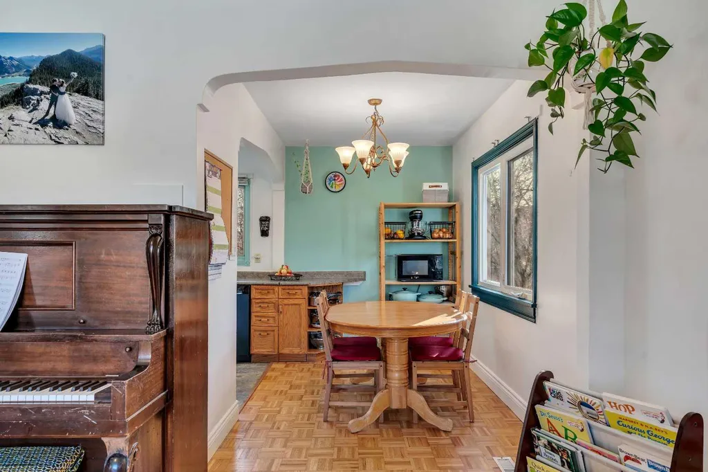 129 18 Avenue NW Calgary AB T2M0S9