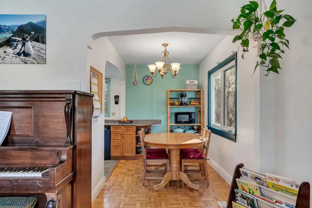 129 18 Avenue NW Calgary AB T2M0S9
