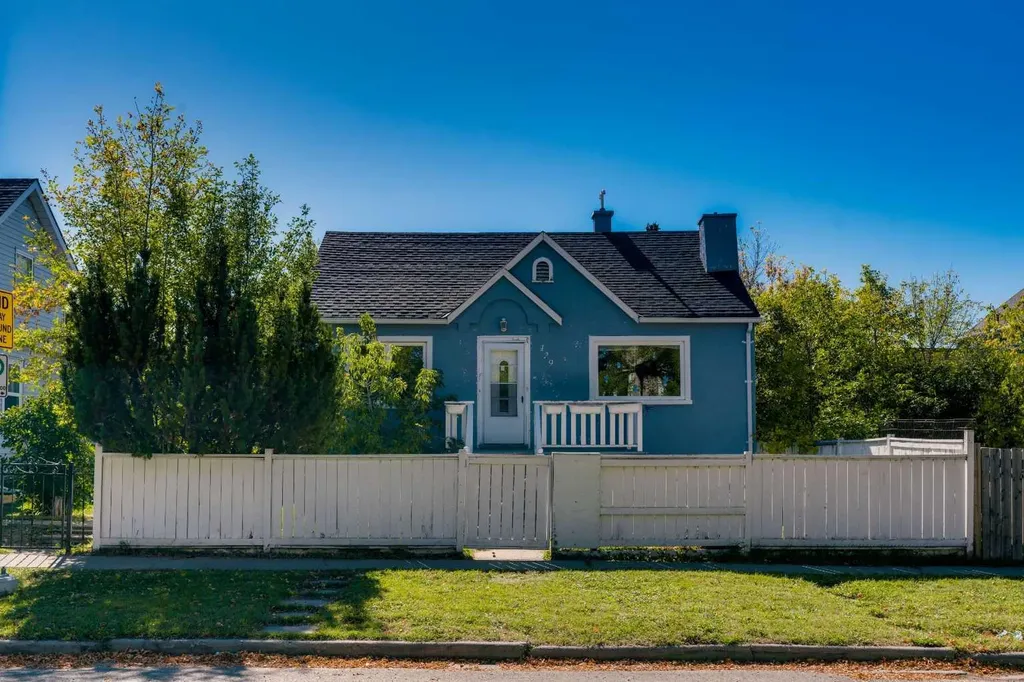 129 18 Avenue NW Calgary AB T2M0S9