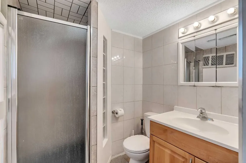 129 18 Avenue NW Calgary AB T2M0S9