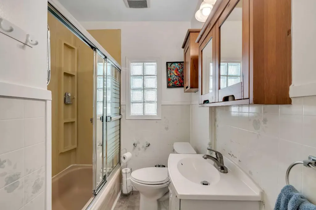 129 18 Avenue NW Calgary AB T2M0S9