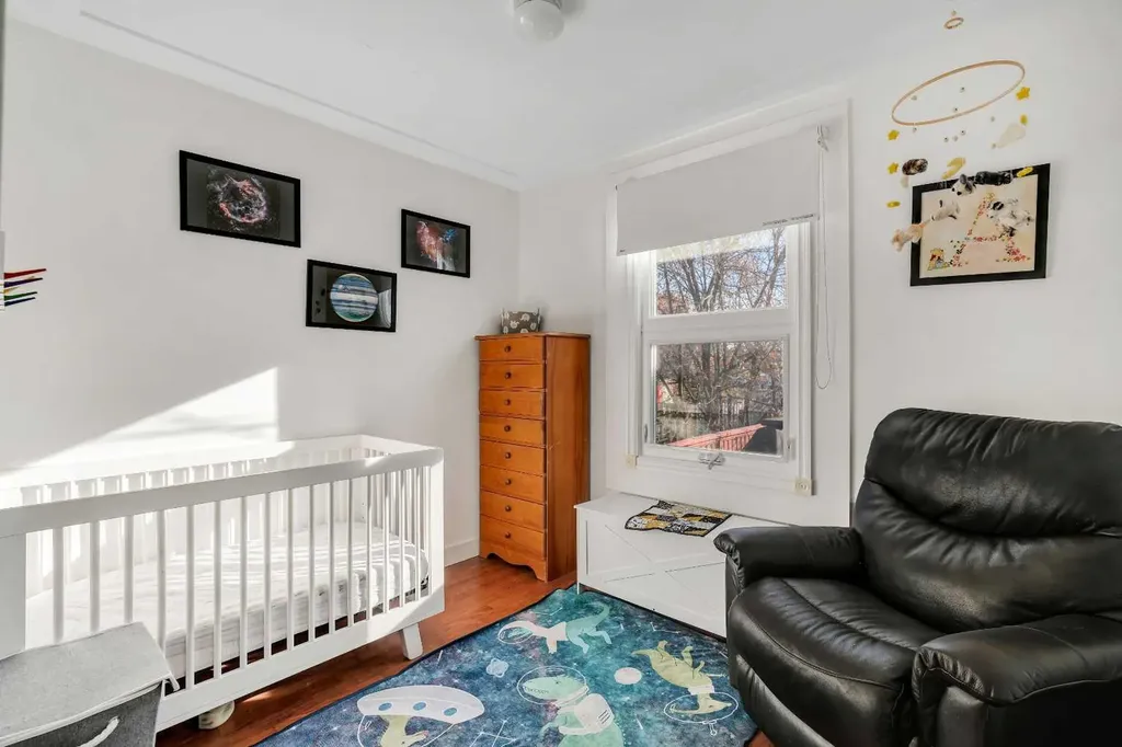 129 18 Avenue NW Calgary AB T2M0S9