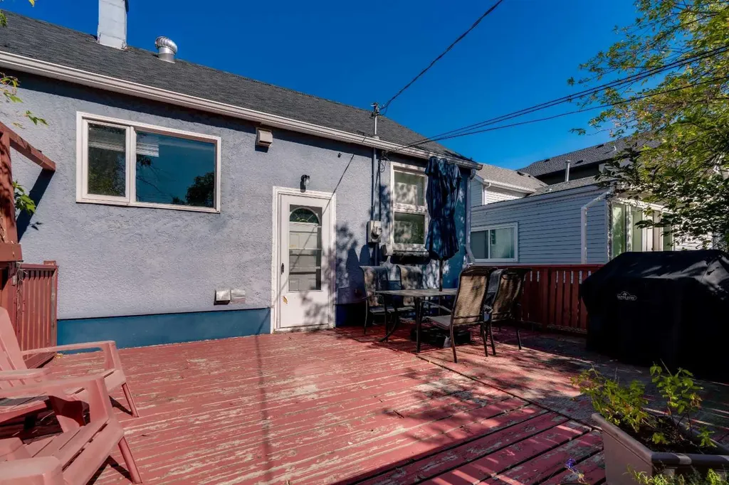 129 18 Avenue NW Calgary AB T2M0S9
