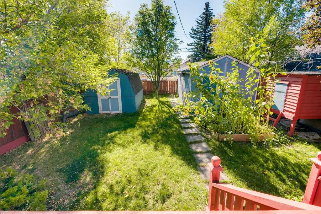 129 18 Avenue NW Calgary AB T2M0S9