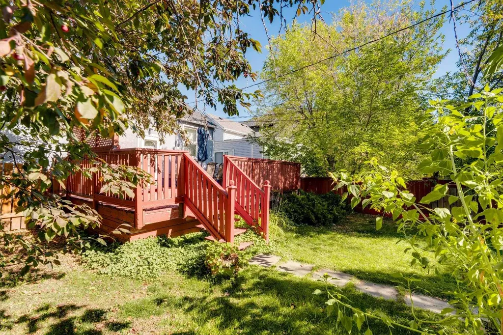 129 18 Avenue NW Calgary AB T2M0S9