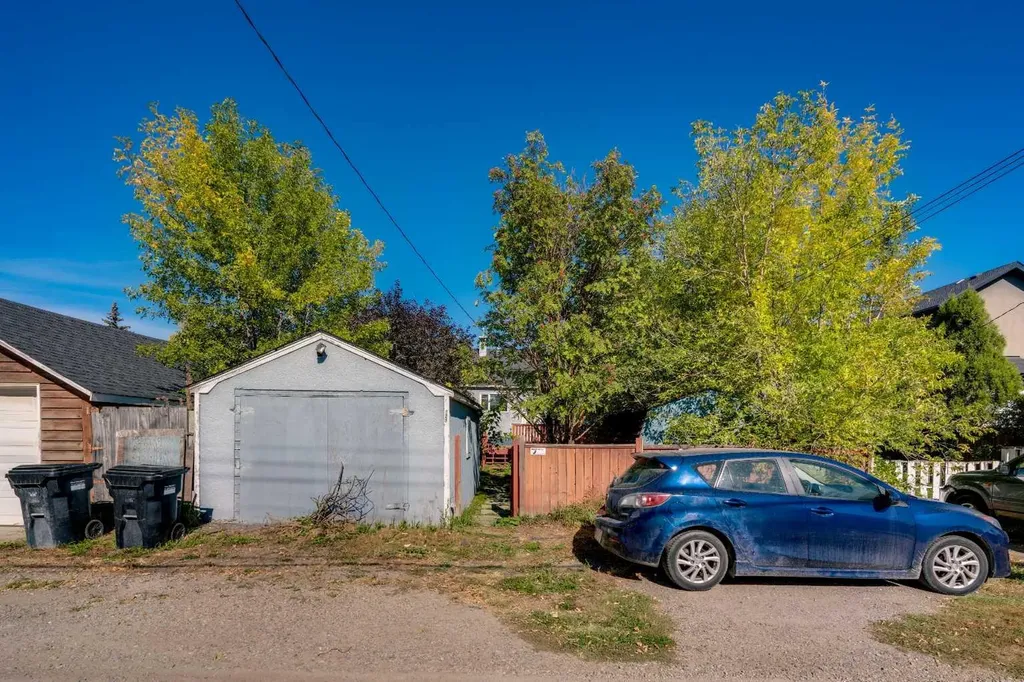 129 18 Avenue NW Calgary AB T2M0S9