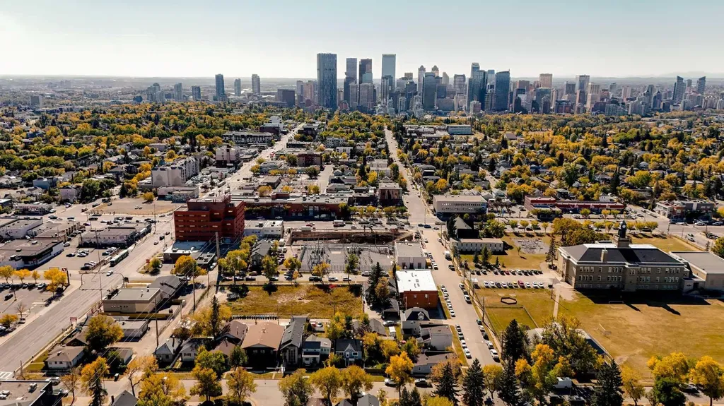 129 18 Avenue NW Calgary AB T2M0S9