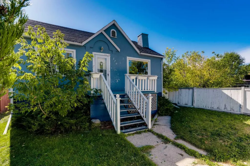 129 18 Avenue NW Calgary AB T2M0S9