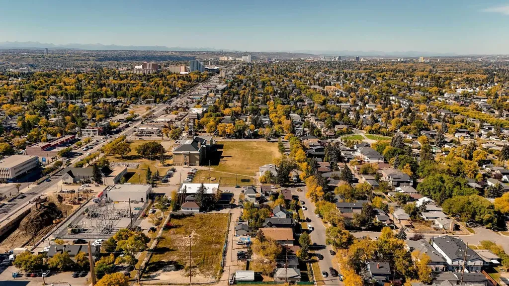 129 18 Avenue NW Calgary AB T2M0S9