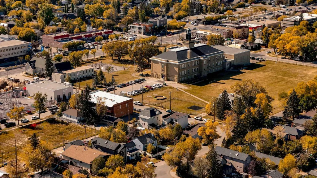 129 18 Avenue NW Calgary AB T2M0S9