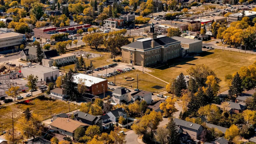 129 18 Avenue NW Calgary AB T2M0S9