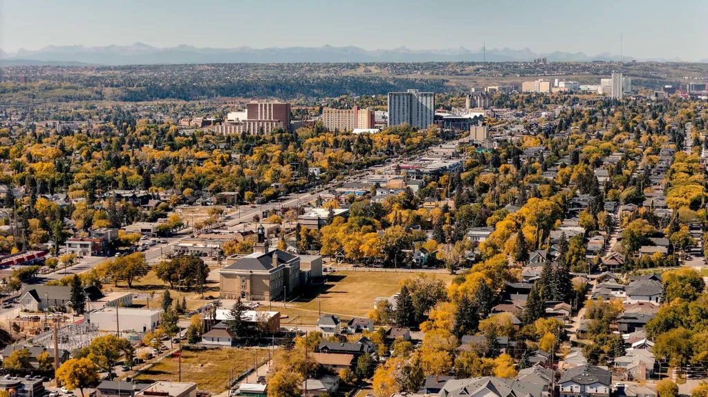 129 18 Avenue NW Calgary AB T2M0S9