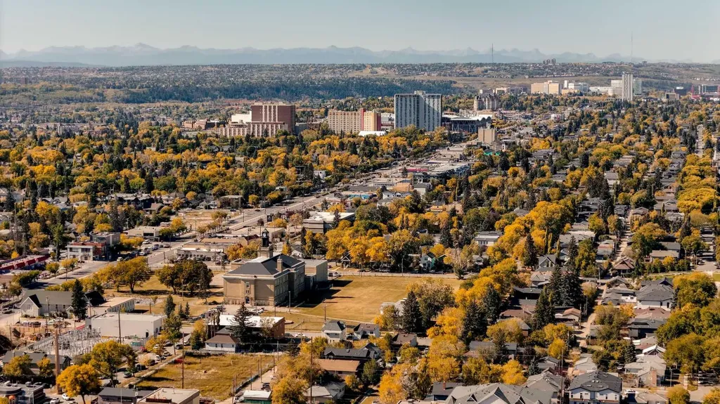129 18 Avenue NW Calgary AB T2M0S9