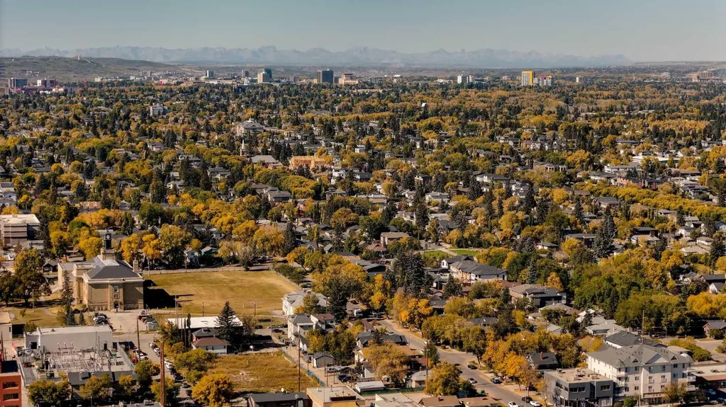 129 18 Avenue NW Calgary AB T2M0S9