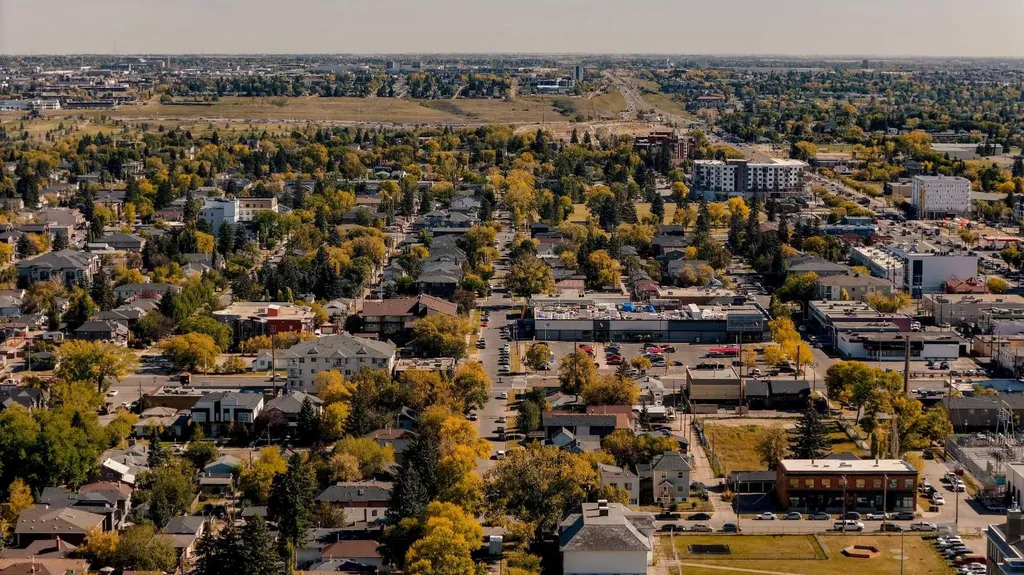 129 18 Avenue NW Calgary AB T2M0S9