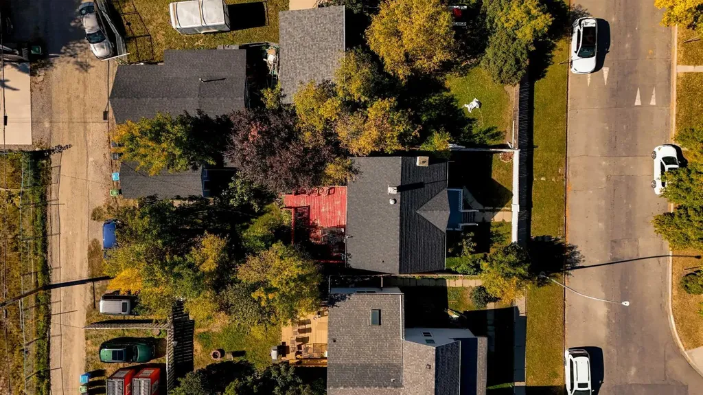 129 18 Avenue NW Calgary AB T2M0S9