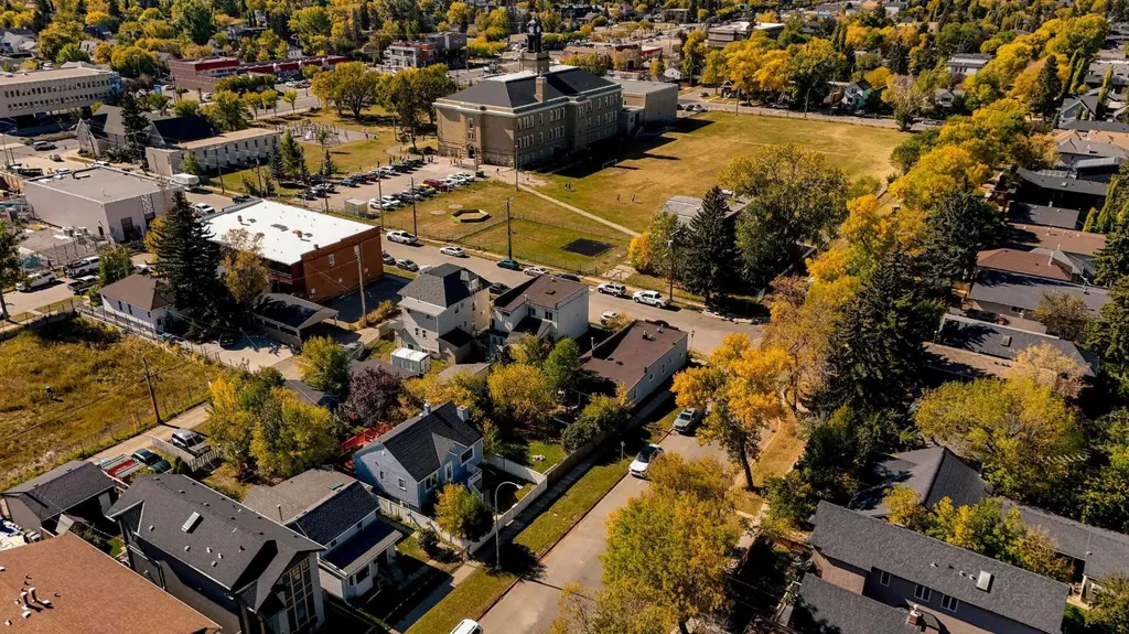129 18 Avenue NW Calgary AB T2M0S9