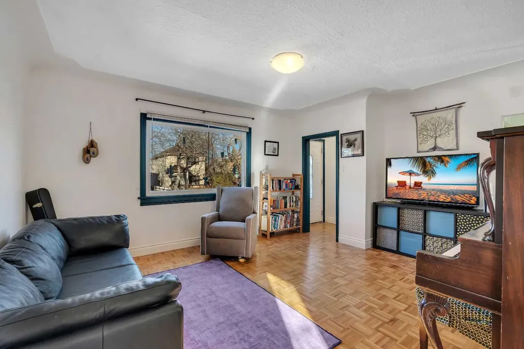 129 18 Avenue NW Calgary AB T2M0S9