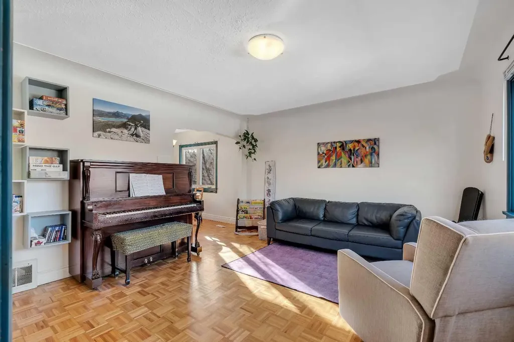 129 18 Avenue NW Calgary AB T2M0S9