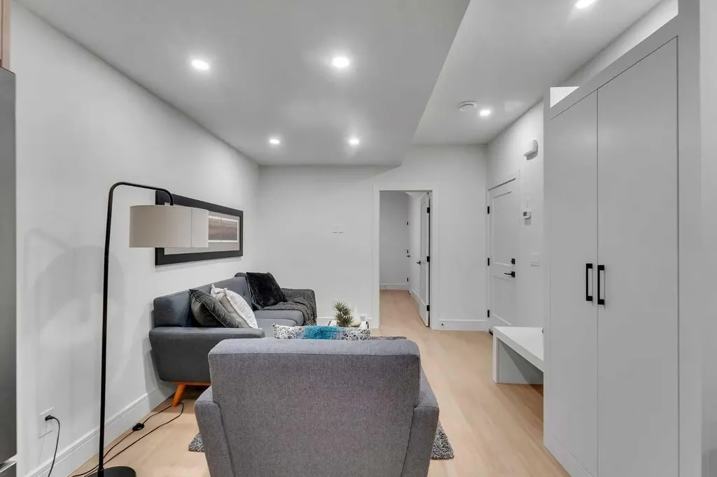1727 19 Avenue NW Calgary AB T2N 0S5