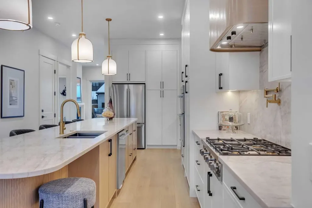 1727 19 Avenue NW Calgary AB T2N 0S5