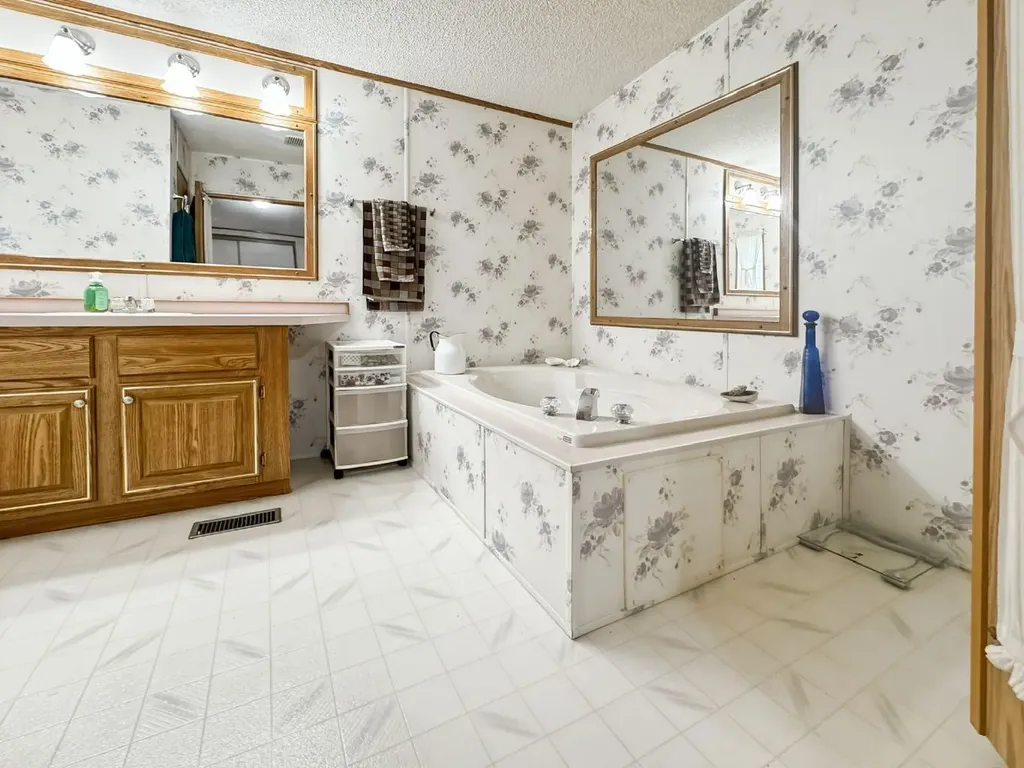 4524 47 Avenue Mayerthorpe AB T0E1N0