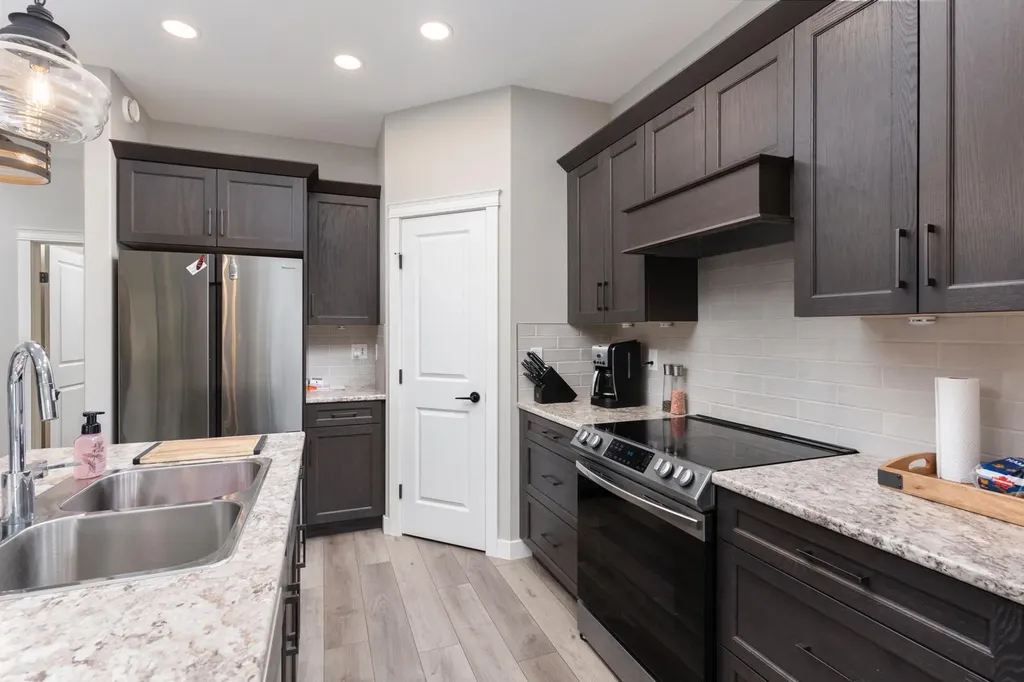 6210 28 Avenue Close Camrose AB T4V 5J6