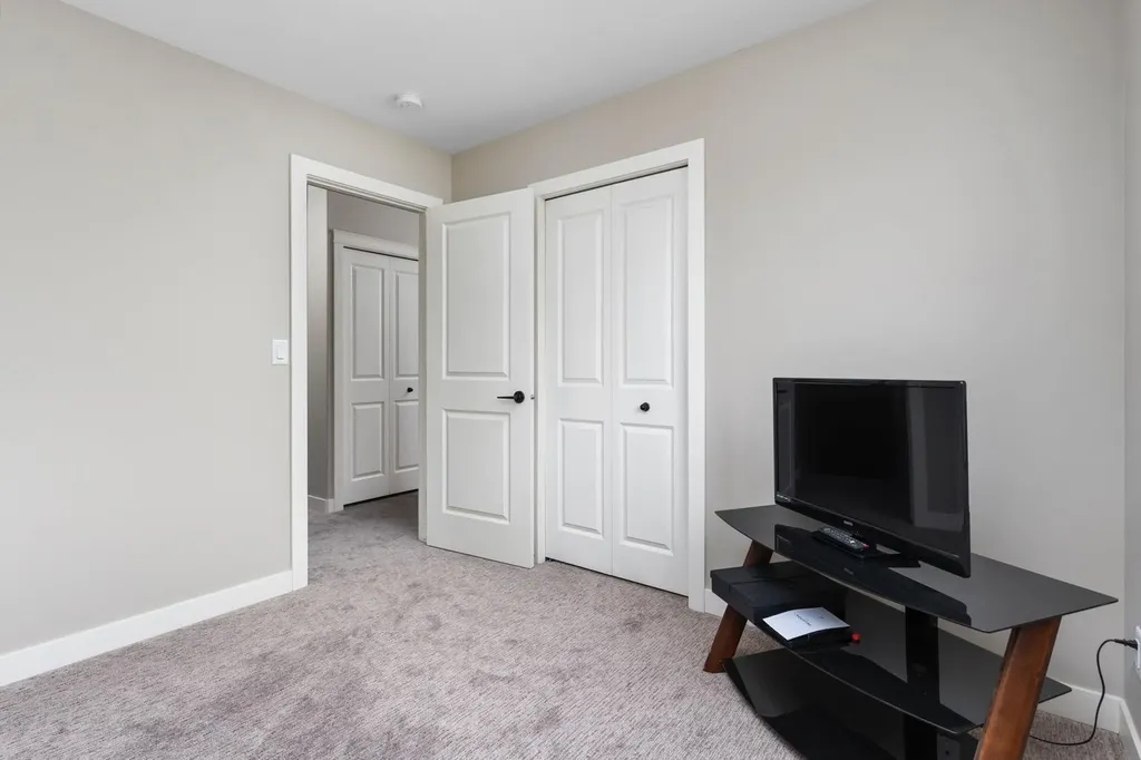 6210 28 Avenue Close Camrose AB T4V 5J6