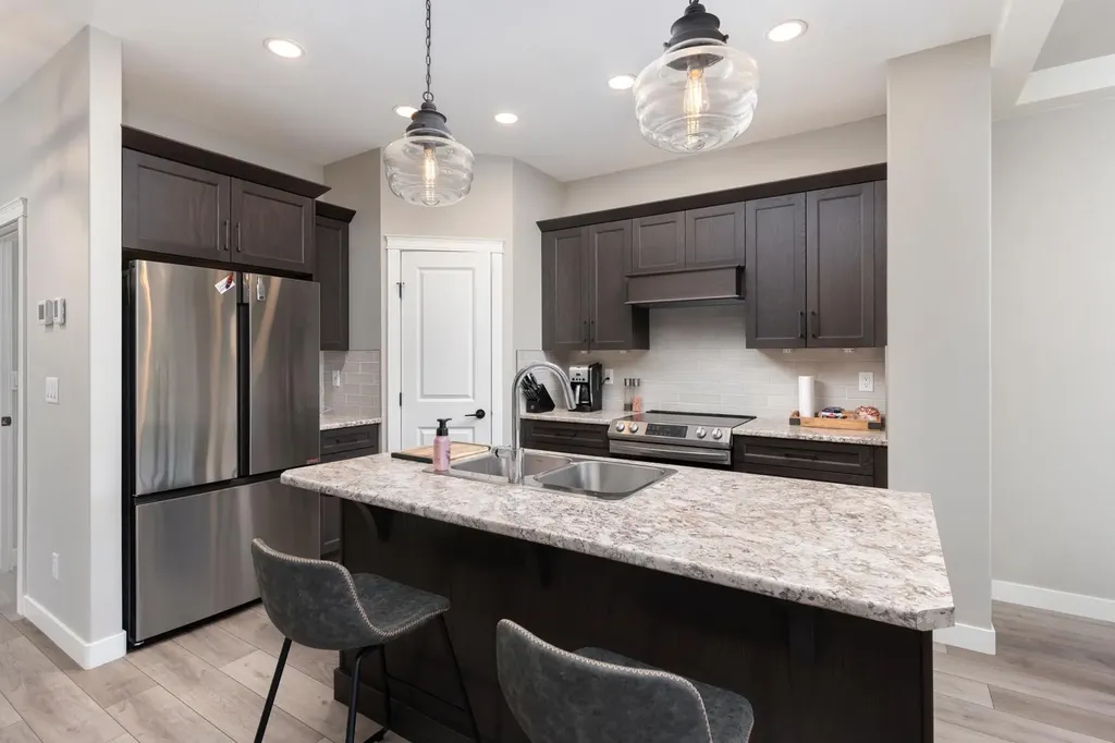 6210 28 Avenue Close Camrose AB T4V 5J6