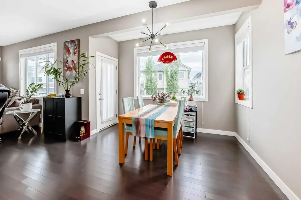 204 Evansview Road NW Calgary AB T3P 0J6