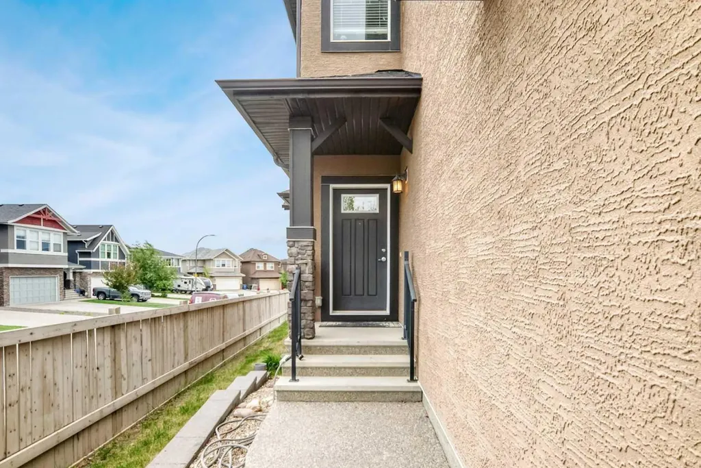 204 Evansview Road NW Calgary AB T3P 0J6