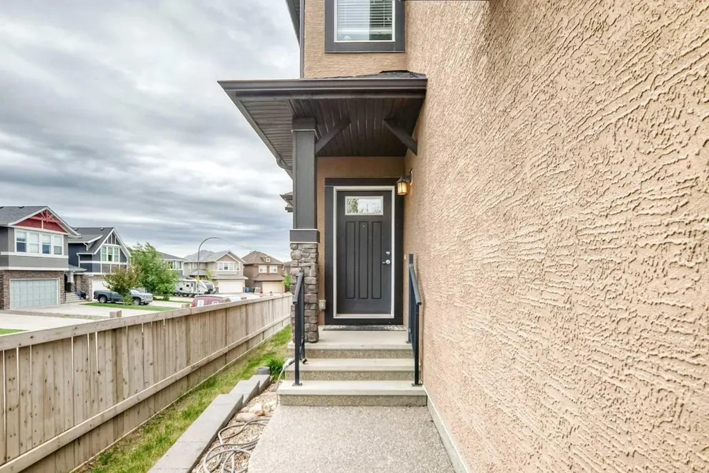 204 Evansview Road NW Calgary AB T3P 0J6