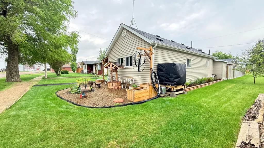 106 1 Street W Lashburn SK S0M 1H0