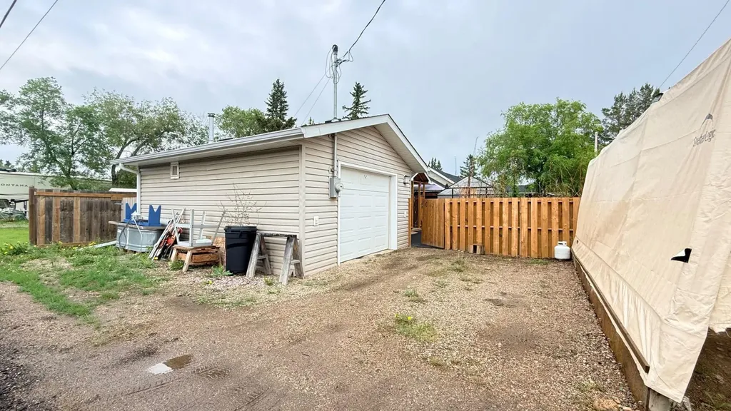 106 1 Street W Lashburn SK S0M 1H0