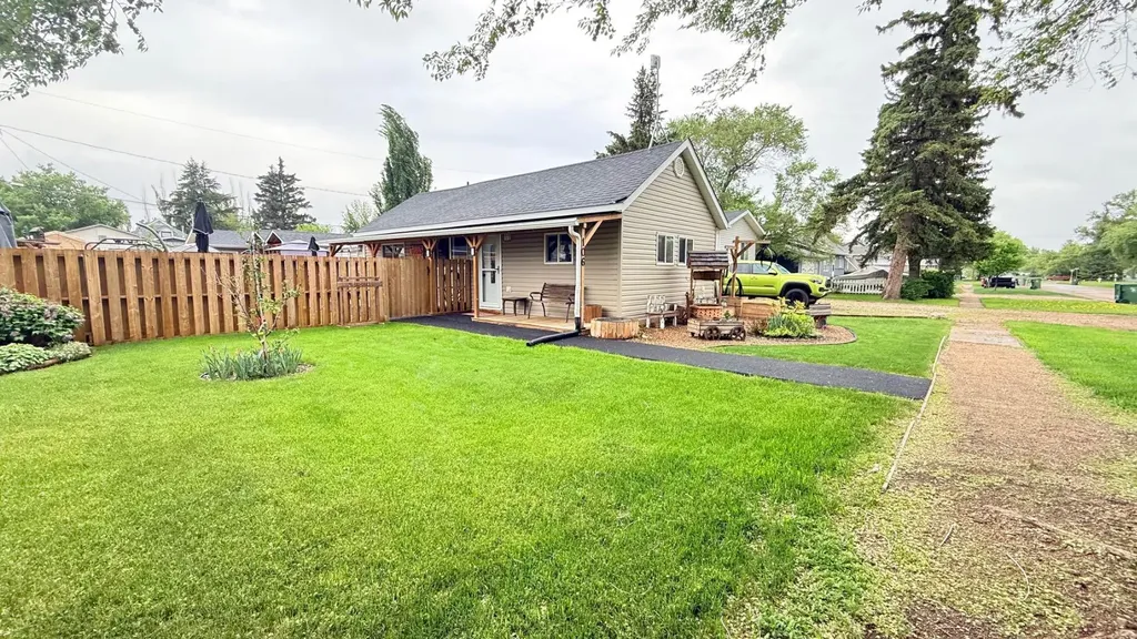 106 1 Street W Lashburn SK S0M 1H0