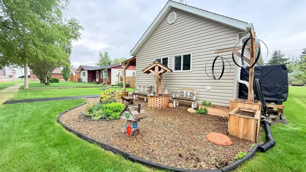 106 1 Street W Lashburn SK S0M 1H0