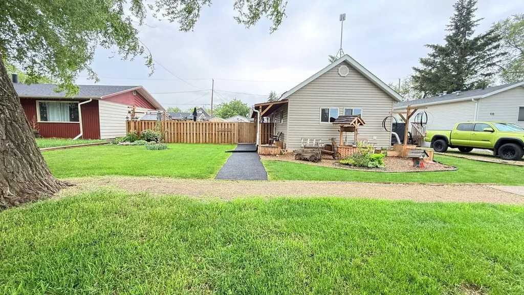 106 1 Street W Lashburn SK S0M 1H0