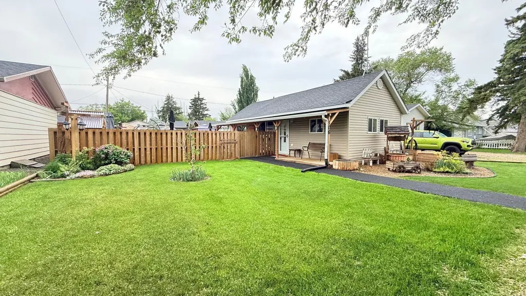 106 1 Street W Lashburn SK S0M 1H0