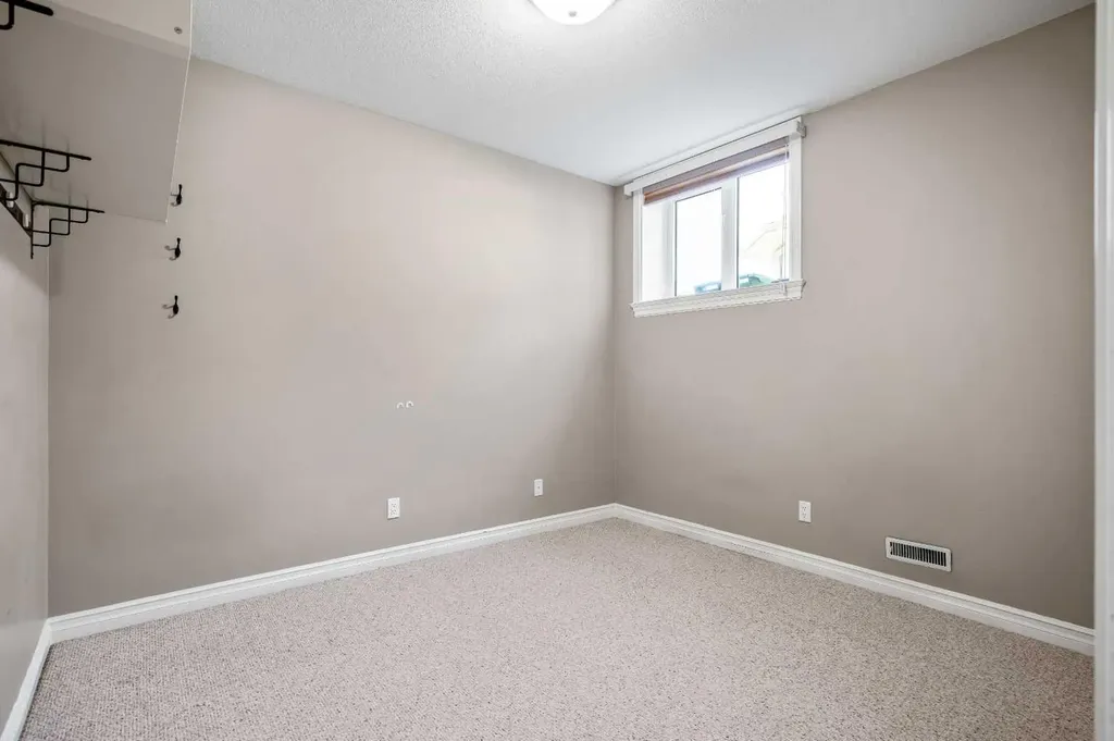 59 Signature Heights SW Calgary AB T3H 3C1